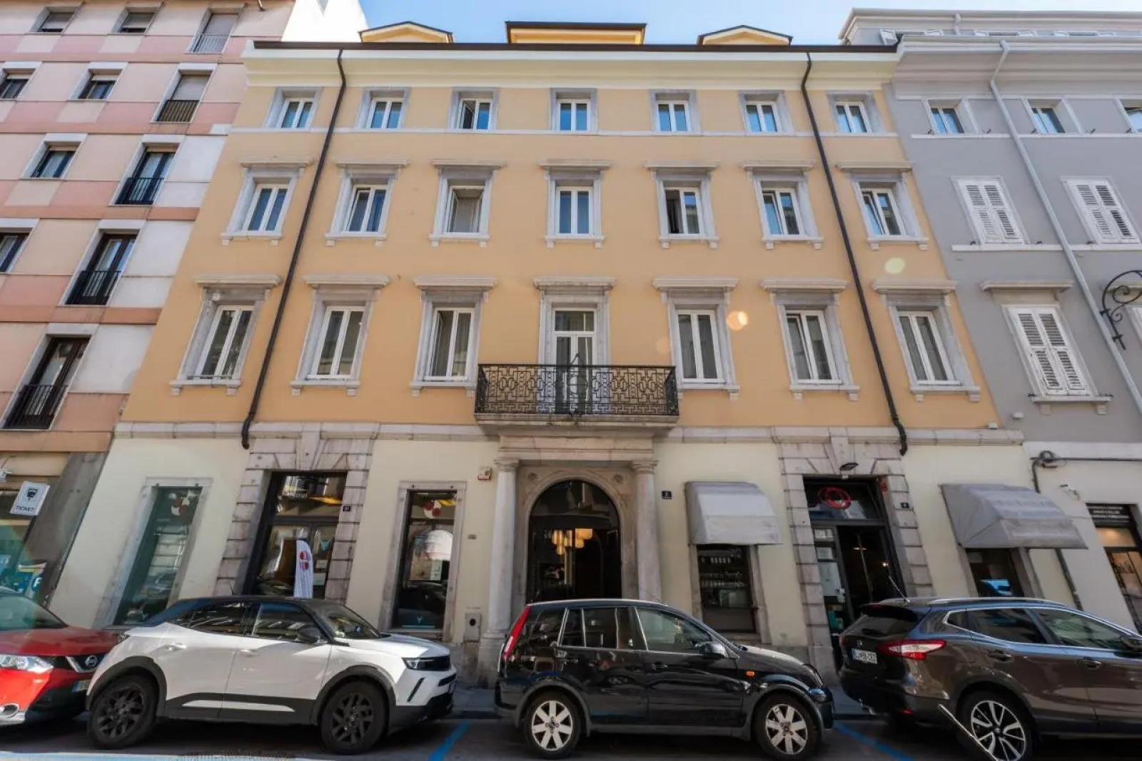 La facciata in via Diaz